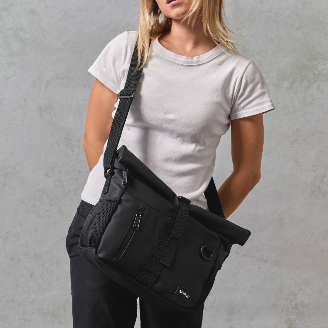 Black Traveller Deluxe Messenger Bag